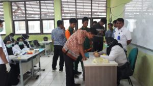 PELAKSANAAN KEGIATAN TES URINE DI LINGKUNGAN PENDIDIKAN PADA SISWA/SISWI SMKN 2 KOTA SAWAHLUNTO
