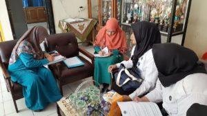 PELAKSANAAN MONITORING DAN EVALUASI PROGRAM PEMBERDAYAAN MASYARAKAT DI LINGKUNGAN PENDIDIKAN