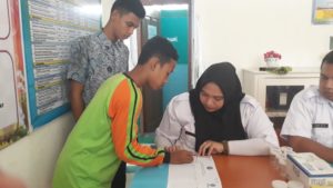 KEGIATAN PEMBERDAYAAN MASYAAKAT ANTI NARKOBA MELALUI TEST URINE DI LINGKUNGAN PENDIDIKAN PADA MTsN 2 KOTA SAWAHLUNTO